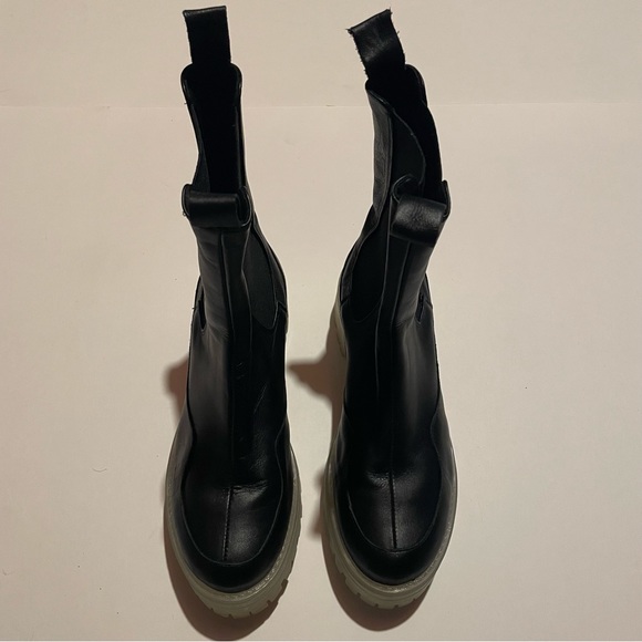 ASOS DESIGN Admire premium leather chunky chelsea boots in black and clear - Picture 2 of 10